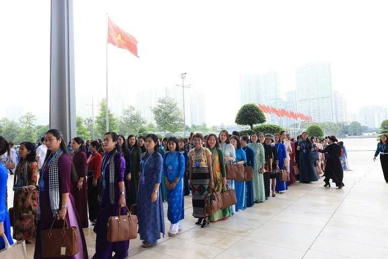 Đại hội đại biểu Phụ nữ toàn quốc lần thứ XIV hoàn tất nội dung Phiên làm việc thứ nhất, bầu Đoàn Chủ tịch gồm 27 thành viên