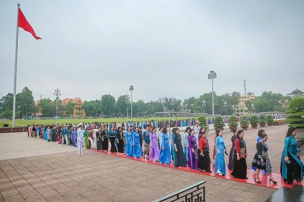 Đại hội đại biểu Phụ nữ toàn quốc lần thứ XIV hoàn tất nội dung Phiên làm việc thứ nhất, bầu Đoàn Chủ tịch gồm 27 thành viên