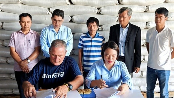 Bàn giao 1.200 tấn gạo CT16 do doanh nghiệp Việt Nam sản xuất tại Cuba