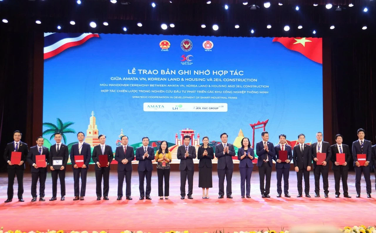 Xây dựng tỉnh Phú Thọ giàu bản sắc, phát triển nhanh, bền vững, lấy người dân làm trung tâm Xây dựng tỉnh Phú Thọ giàu bản sắc, phát triển nhanh, bền vững, lấy người dân làm trung tâm
