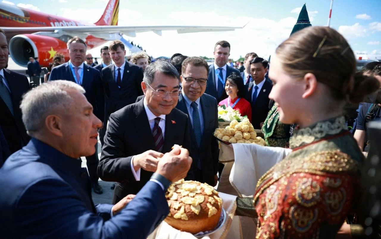 Thủ tướng Lê Minh Hưng lên đường dự Hội nghị cấp cao ASEAN-Nga trên chuyến bay thương mại Vietjet