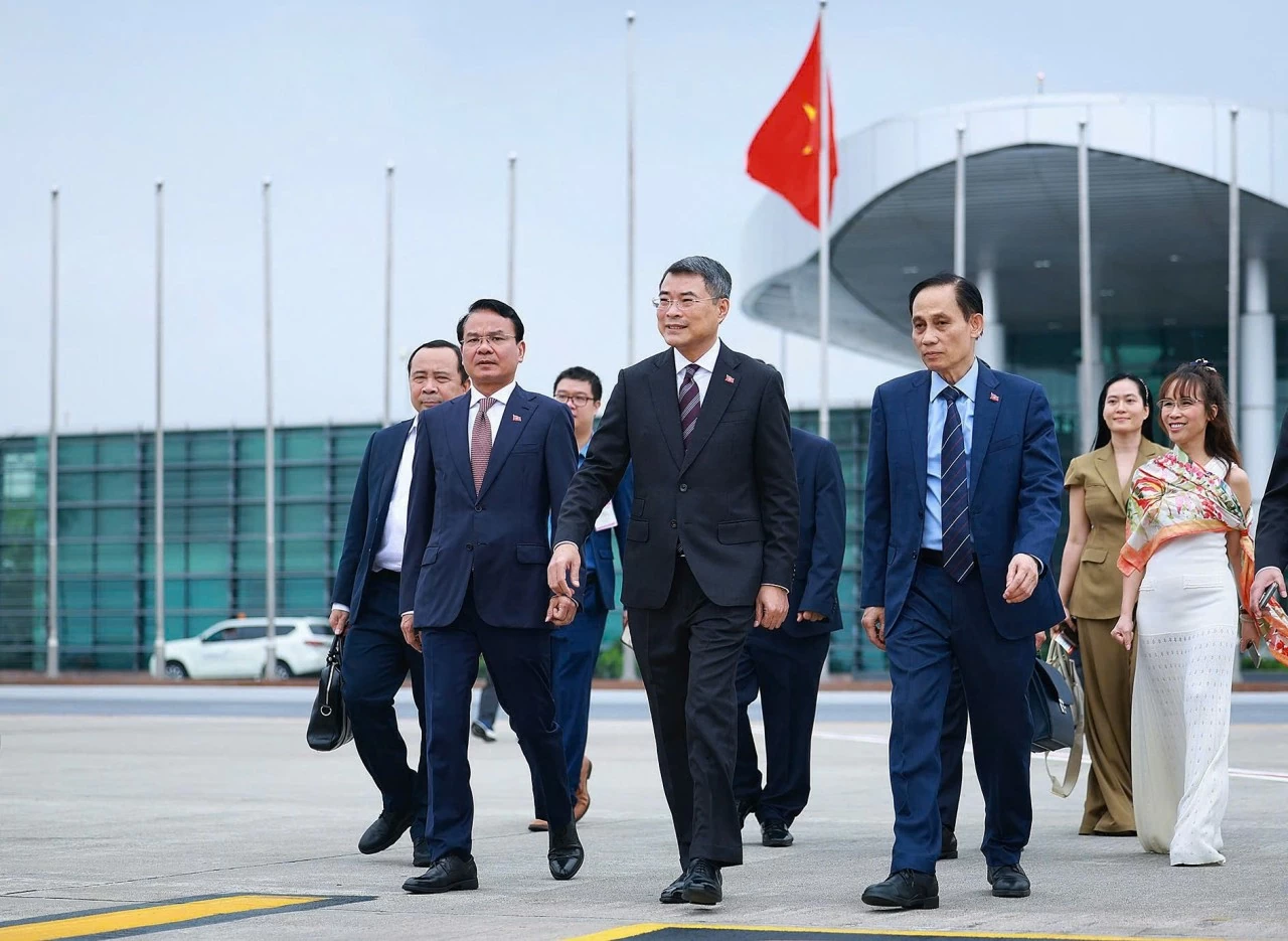 Thủ tướng Lê Minh Hưng lên đường dự Hội nghị cấp cao ASEAN-Nga trên chuyến bay thương mại Vietjet