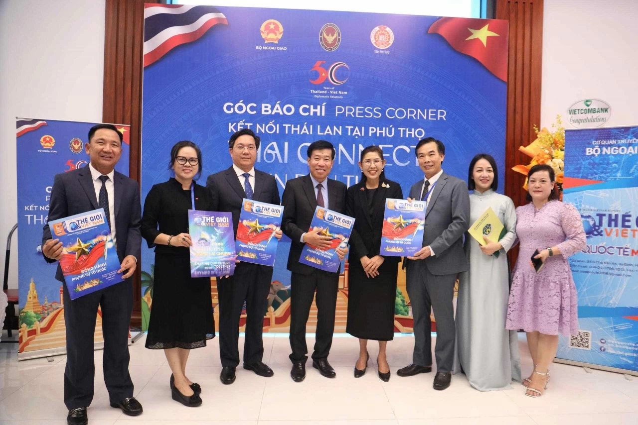 Thứ trưởng Ngoại giao Nguyễn Mạnh Cường, Đại sứ Thái Lan tại Việt Nam Urawadee Sriphiromya, Chủ tịch UBND tỉnh Phú Thọ Trần Duy Đông cùng các đại biểu tại góc báo chí của Báo TG&VN. (Ảnh: Thành Long)