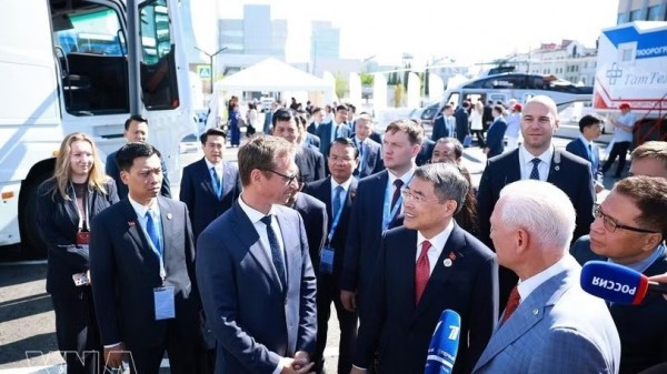 Prime Minister Le Minh Hung visits Tatarstan's industrial and high-tech exhibition in Kazan