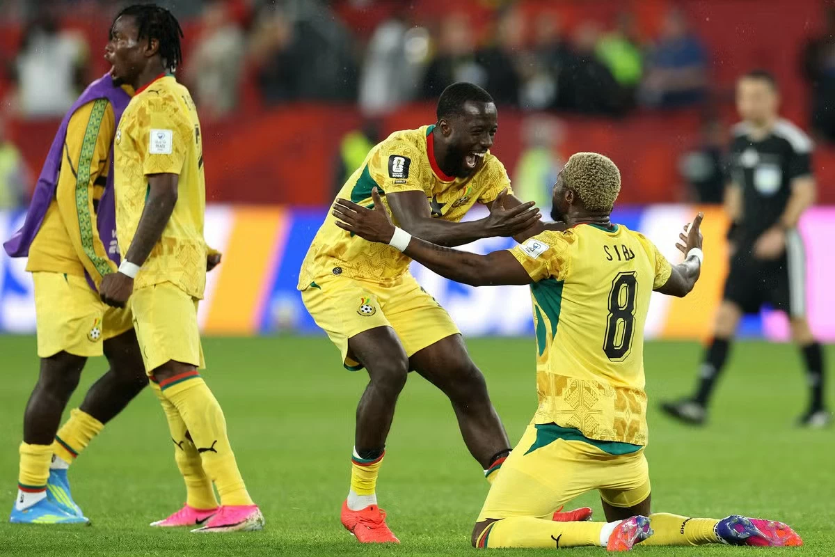 Ghana giành trọn 3 điểm trong ngày ra quân sau bàn thắng muộn ở phút 95, qua đó tạo lợi thế quan trọng tại bảng L.