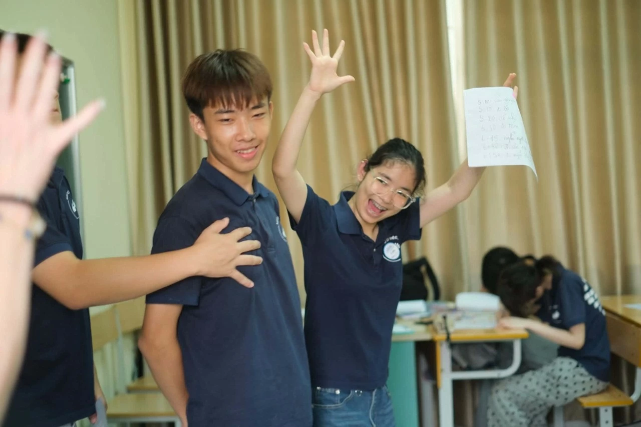 Các em học sinh khiếm thính thích thú với hoạt động trong tiết học Tiếng Anh thú vị của các bạn sinh viên quốc tế. (Ảnh: Minh An) Các em học sinh khiếm thính thích thú với hoạt động trong tiết học Tiếng Anh thú vị của các bạn sinh viên quốc tế. (Ảnh: Minh An)