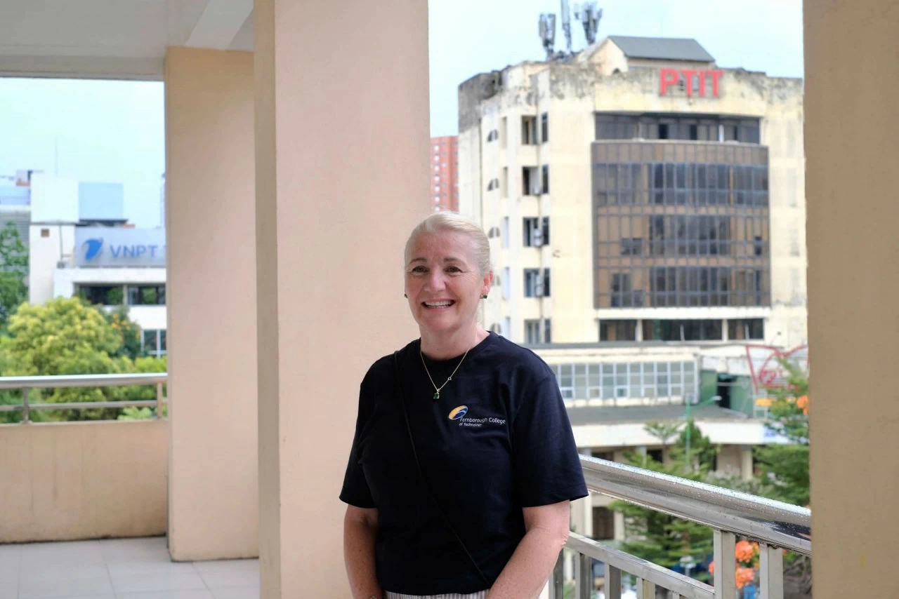 Cô Gwen Grace tin rằng những trải nghiệm ngoài lớp học truyền thống sẽ giúp sinh viên phát triển sự tự tin, tính độc lập và khả năng thấu hiểu những khác biệt văn hóa. (Ảnh: Ngọc Linh) Cô Gwen Grace tin rằng những trải nghiệm ngoài lớp học truyền thống sẽ giúp sinh viên phát triển sự tự tin, tính độc lập và khả năng thấu hiểu những khác biệt văn hóa. (Ảnh: Ngọc Linh)