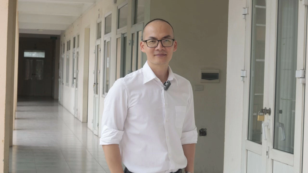 Anh Đào Khắc Việt, Giám đốc Quốc gia của Projects Abroad Vietnam, kỳ vọng chương trình sẽ trở thành cầu nối để cả sinh viên quốc tế và trẻ khiếm thính cùng học hỏi, trưởng thành từ những khác biệt. (Ảnh: Ngọc Linh) Anh Đào Khắc Việt, Giám đốc Quốc gia của Projects Abroad Vietnam, kỳ vọng chương trình sẽ trở thành cầu nối để cả sinh viên quốc tế và trẻ khiếm thính cùng học hỏi, trưởng thành từ những khác biệt. (Ảnh: Ngọc Linh)