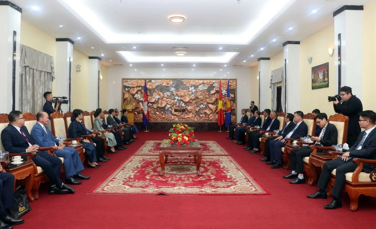 Lễ trao tặng Huân chương Hữu nghị cho bà Chea Kimtha, nguyên Đại sứ Campuchia tại Việt Nam