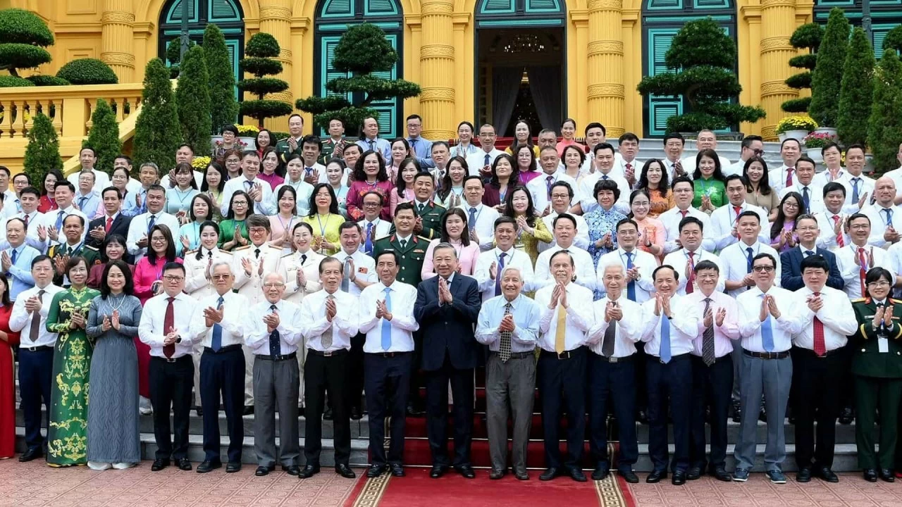 2-25+26 (V)_Suy ngẫm: Ngọn đuốc soi đường trong thời đại mới 2-25+26 (V)_Suy ngẫm: Ngọn đuốc soi đường trong thời đại mới
