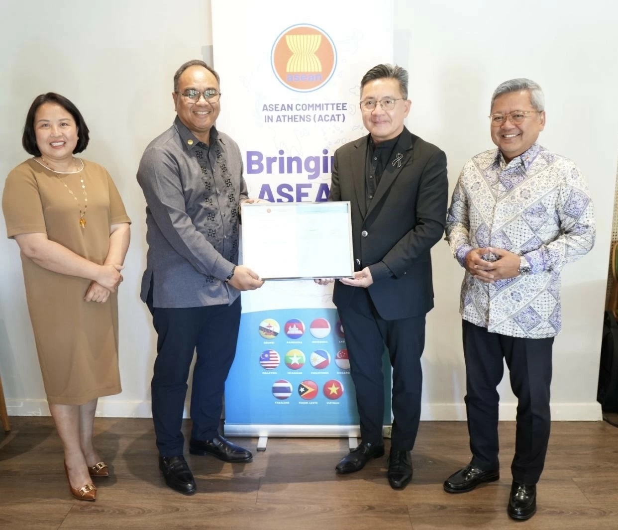 Đại sứ Việt Nam dự cuộc họp Ủy ban ASEAN tại Hy Lạp lần thứ 42 và lễ bàn giao chức Chủ tịch luân phiên