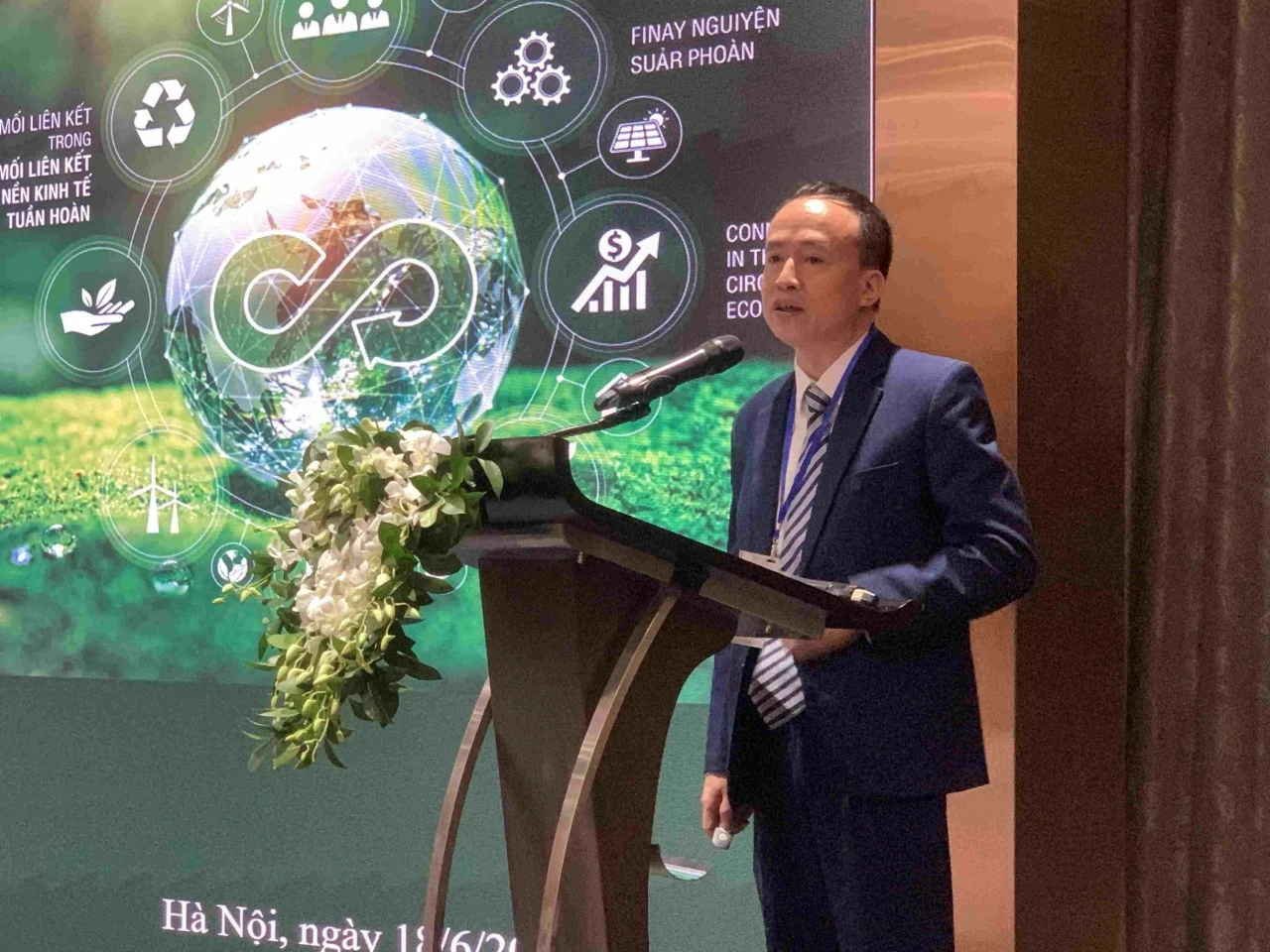 TS. Bùi Việt Hưng, Nghiên cứu viên cao cấp tại IEAS, trình bày các ưu tiên phát triển của Việt Nam trong giai đoạn mới. (Ảnh: Đoàn Ngân) TS. Bùi Việt Hưng, Nghiên cứu viên cao cấp tại IEAS, trình bày các ưu tiên phát triển của Việt Nam trong giai đoạn mới. (Ảnh: Đoàn Ngân)