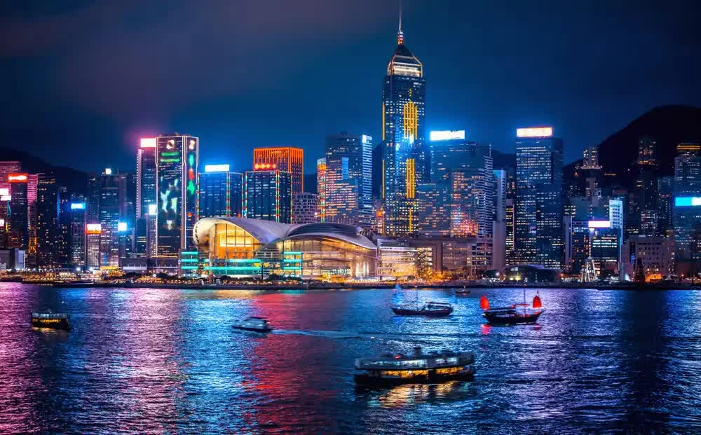 Khung cảnh đường chân trời nổi bật của Hong Kong (Trung Quốc) bên bến cảng Victoria. Thành phố tiếp tục là một trong những biểu tượng đô thị ấn tượng nhất châu Á. (Nguồn: Traveloka)