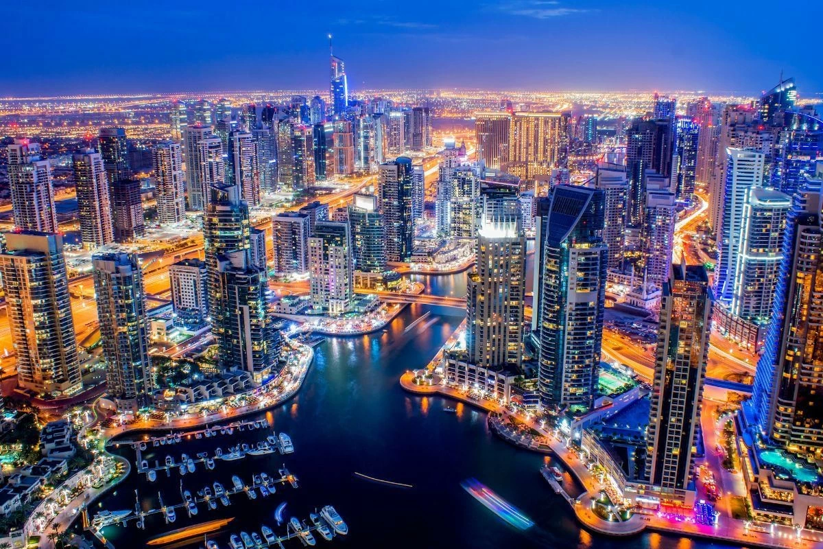 Đường chân trời rực sáng của Dubai với tâm điểm là những tòa nhà chọc trời, đặc biệt là Burj Khalifa. (Nguồn: TourScanner)