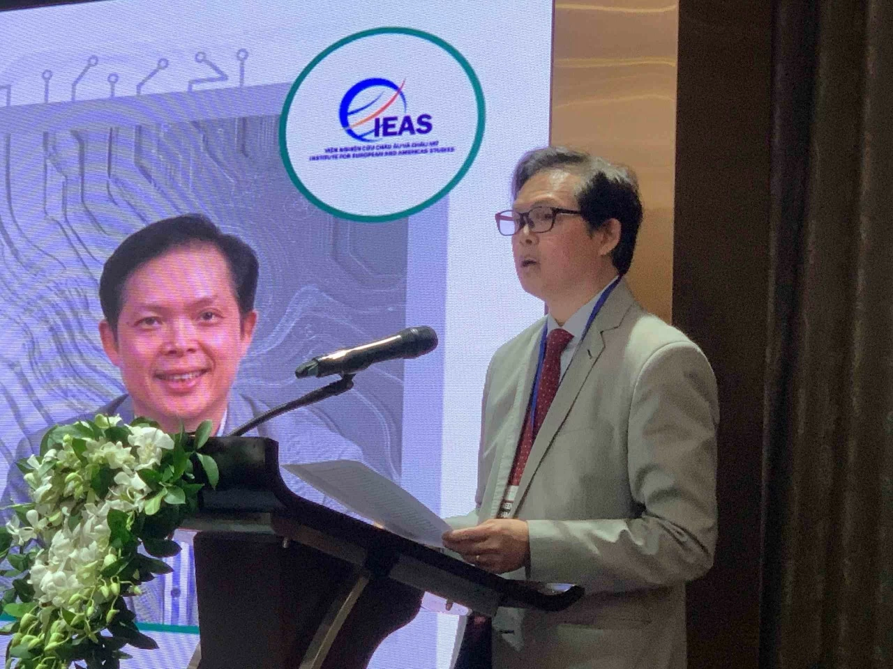 PGS. TS. Nguyễn Chiến Thắng nhấn mạnh giá trị tham khảo từ kinh nghiệm chuyển đổi kinh tế của Ba Lan đối với Việt Nam. (Ảnh: Đoàn Ngân) PGS. TS. Nguyễn Chiến Thắng nhấn mạnh giá trị tham khảo từ kinh nghiệm chuyển đổi kinh tế của Ba Lan đối với Việt Nam. (Ảnh: Đoàn Ngân)