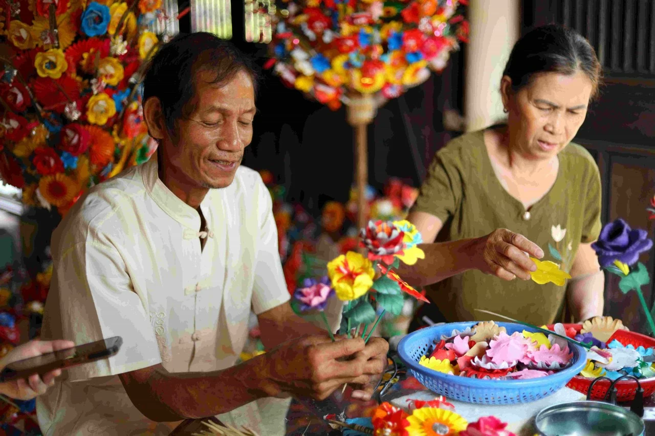 Đôi bàn tay thắp lửa truyền đời: Giữ nghề hay giữ ký ức?