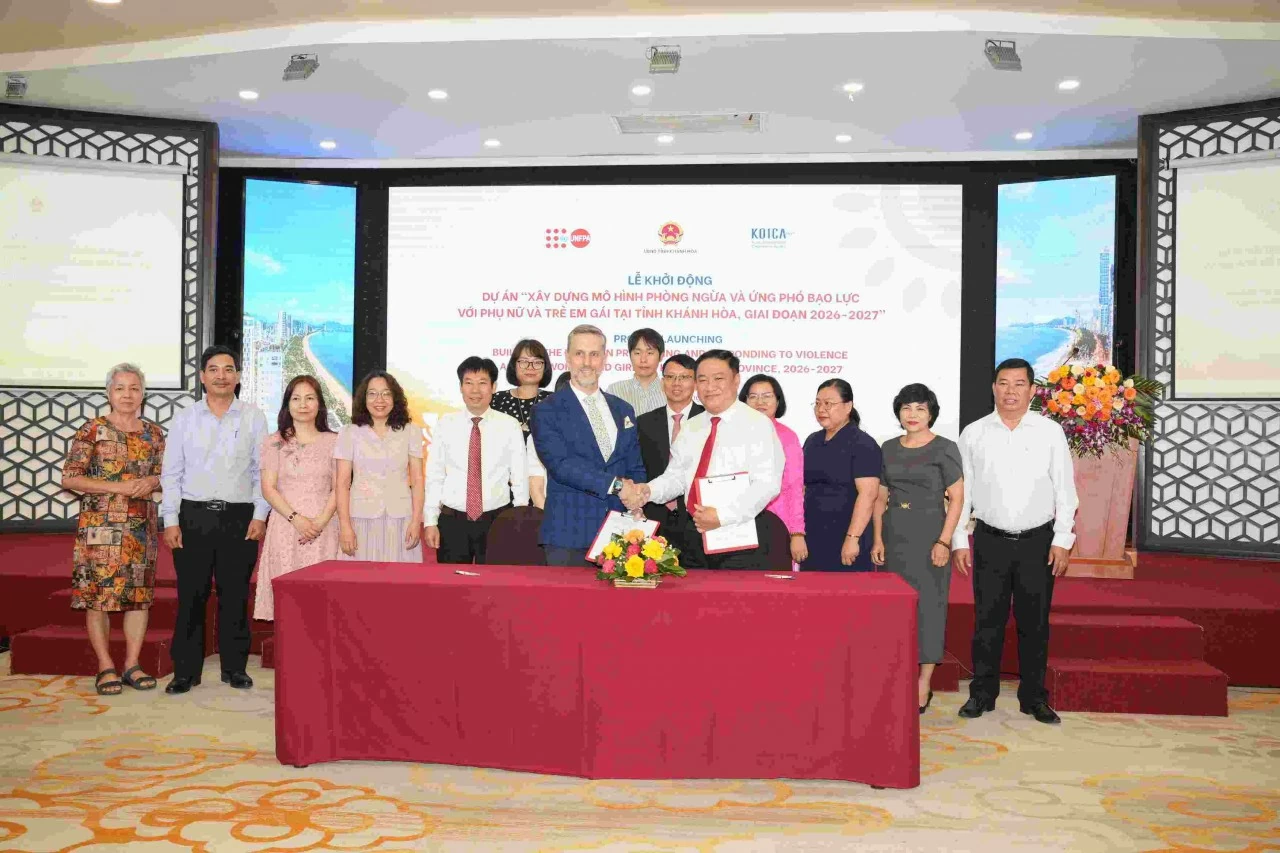 Lễ trao bản thỏa thuận hợp tác đã ký kết giữa tỉnh Khánh Hòa và UNFPA.