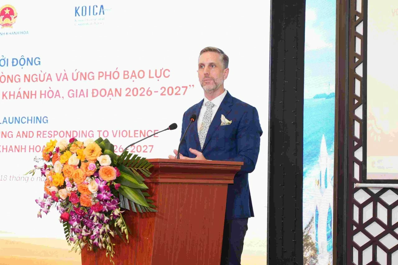 Ông Matt Jackson, Trưởng đại diện UNFPA tại Việt Nam, nhấn mạnh vai trò dẫn dắt của địa phương và sự phối hợp chặt chẽ giữa các đối tác nhằm bảo đảm hiệu quả bền vững của dự án. Ông Matt Jackson, Trưởng đại diện UNFPA tại Việt Nam, nhấn mạnh vai trò dẫn dắt của địa phương và sự phối hợp chặt chẽ giữa các đối tác nhằm bảo đảm hiệu quả bền vững của dự án.