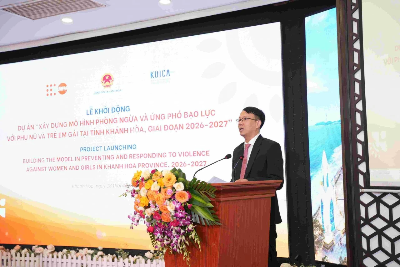 Ông Nguyễn Thanh Hà, Phó Chủ tịch UBND tỉnh Khánh Hòa, cam kết tạo điều kiện thuận lợi để dự án được triển khai hiệu quả, hướng tới xây dựng Khánh Hòa thành điểm sáng trong phòng ngừa và ứng phó với bạo lực trên cơ sở giới. Ông Nguyễn Thanh Hà, Phó Chủ tịch UBND tỉnh Khánh Hòa, cam kết tạo điều kiện thuận lợi để dự án được triển khai hiệu quả, hướng tới xây dựng Khánh Hòa thành điểm sáng trong phòng ngừa và ứng phó với bạo lực trên cơ sở giới.