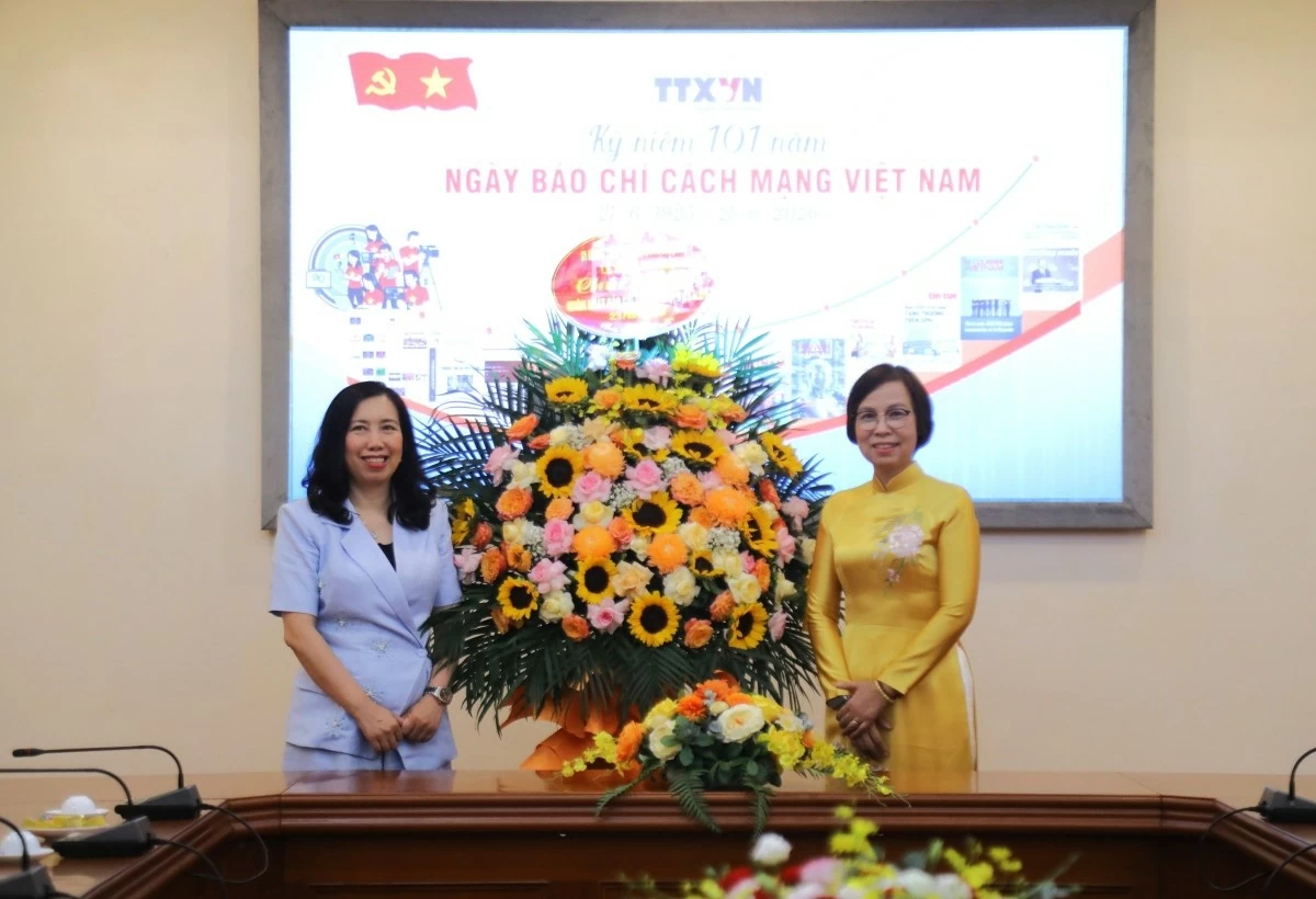 Đoàn công tác Bộ Ngoại giao cũng đến thăm, chúc mừng Thông tấn xã Việt Nam (TTXVN). Thứ trưởng Lê Thị Thu Hằng trao lẵng hoa chúc mừng Tổng Giám đốc TTXVN Vũ Việt Trang và tập thể lãnh đạo, cán bộ, phóng viên TTXVN, đánh giá cao vai trò của cơ quan thông tấn quốc gia trong việc cung cấp nguồn thông tin chính thống, nhanh chóng, chính xác, phục vụ công tác lãnh đạo, chỉ đạo, điều hành của Đảng, Nhà nước và nhu cầu thông tin của xã hội.