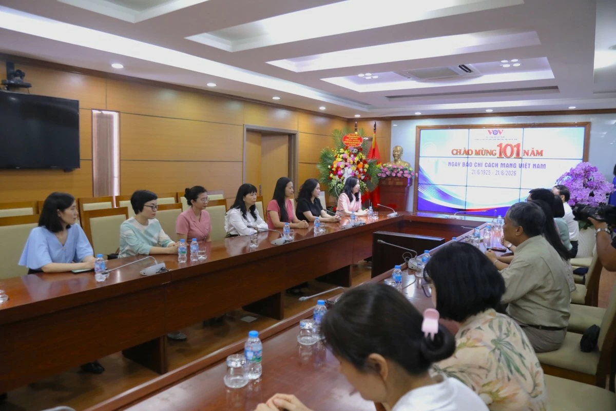 Đoàn công tác Bộ Ngoại giao cũng tới thăm, chúc mừng Đài Tiếng nói Việt Nam (VOV). Thứ trưởng Lê Thị Thu Hằng trao lẵng hoa, gửi lời chúc mừng tới tập thể lãnh đạo, cán bộ, phóng viên, biên tập viên VOV; đồng thời đánh giá cao những nỗ lực của Đài trong v