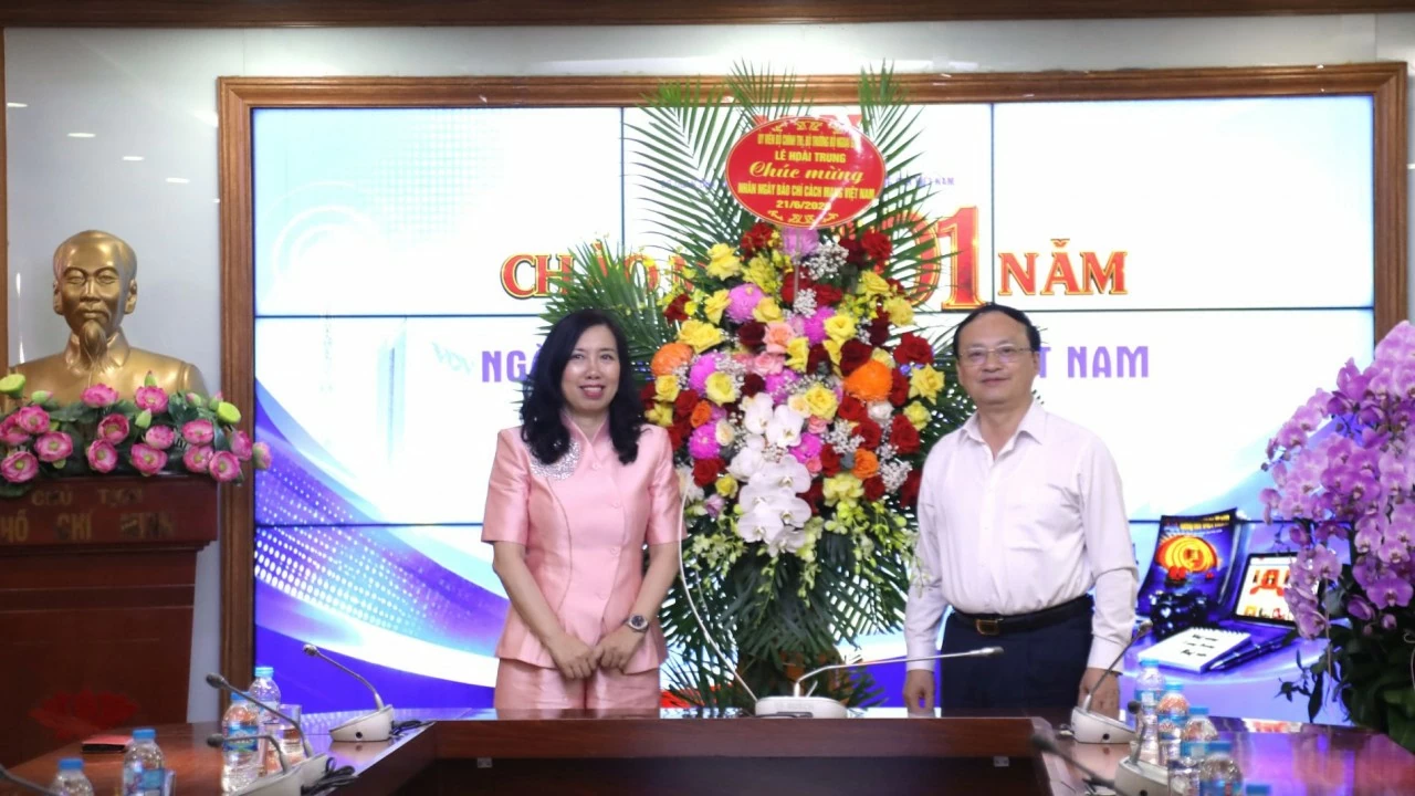 Đoàn công tác Bộ Ngoại giao cũng tới thăm, chúc mừng Đài Tiếng nói Việt Nam (VOV). Thứ trưởng Lê Thị Thu Hằng trao lẵng hoa, gửi lời chúc mừng tới tập thể lãnh đạo, cán bộ, phóng viên, biên tập viên VOV; đồng thời đánh giá cao những nỗ lực của Đài trong việc đổi mới phương thức truyền thông, nâng cao hiệu quả thông tin tuyên truyền, trong đó có công tác thông tin đối ngoại.