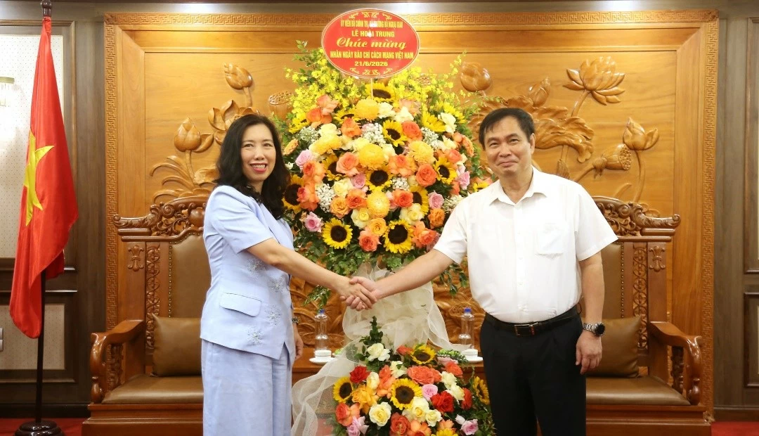 Thứ trưởng Ngoại giao Lê Thị Thu Hằng trao lẵng hoa chúc mừng Ban Tuyên giáo và Dân vận Trung ương nhân kỷ niệm 101 năm Ngày Báo chí Cách mạng Việt Nam (21/6/1925 - 21/6/2026).