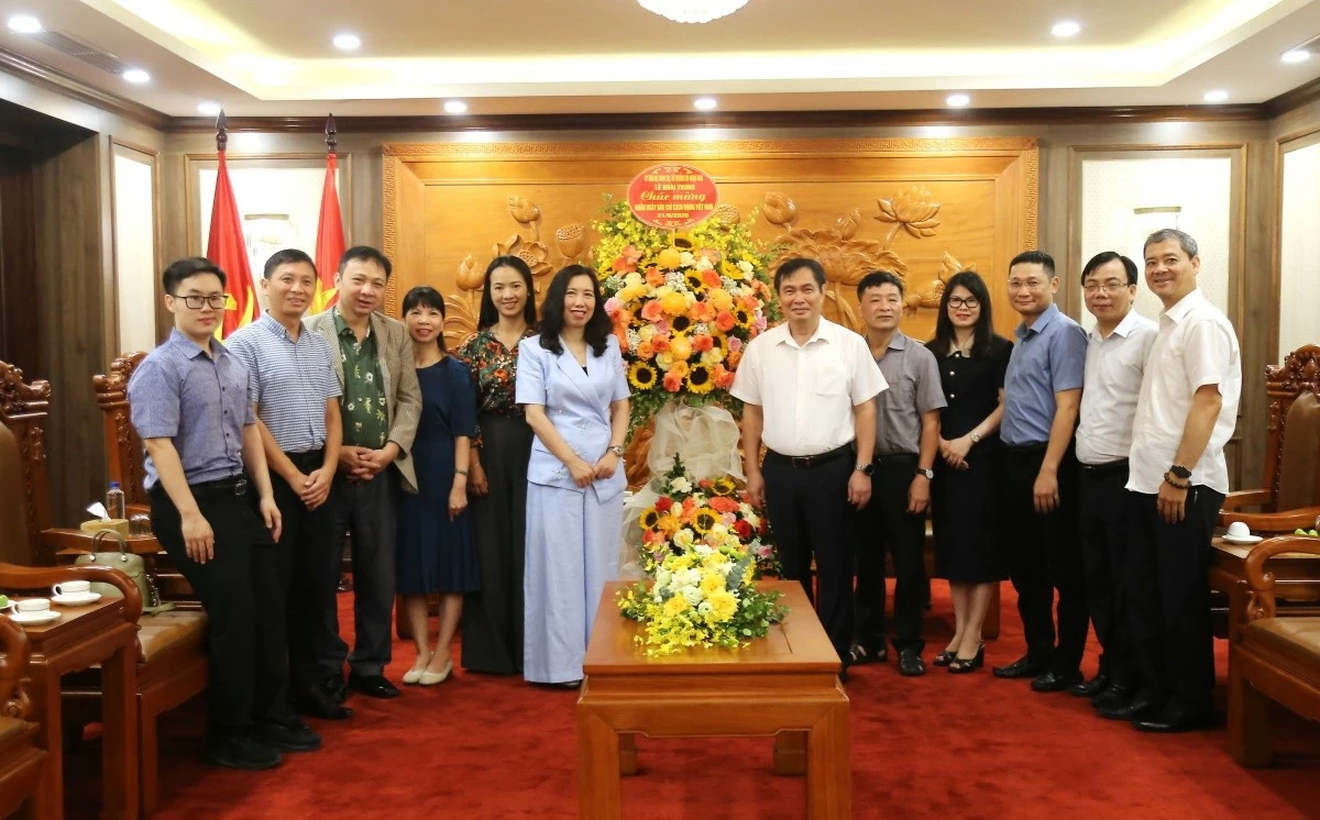 Đoàn công tác Bộ Ngoại giao đã tới thăm, chúc mừng Ban Tuyên giáo và Dân vận Trung ương. Thứ trưởng Lê Thị Thu Hằng trao lẵng hoa chúc mừng tập thể lãnh đạo, cán bộ Ban nhân dịp kỷ niệm 101 năm Ngày Báo chí Cách mạng Việt Nam. Tại buổi gặp mặt, đoàn công tác đã trao đổi, chia sẻ về vai trò của công tác tuyên truyền, thông tin đối ngoại trong bối cảnh mới. 