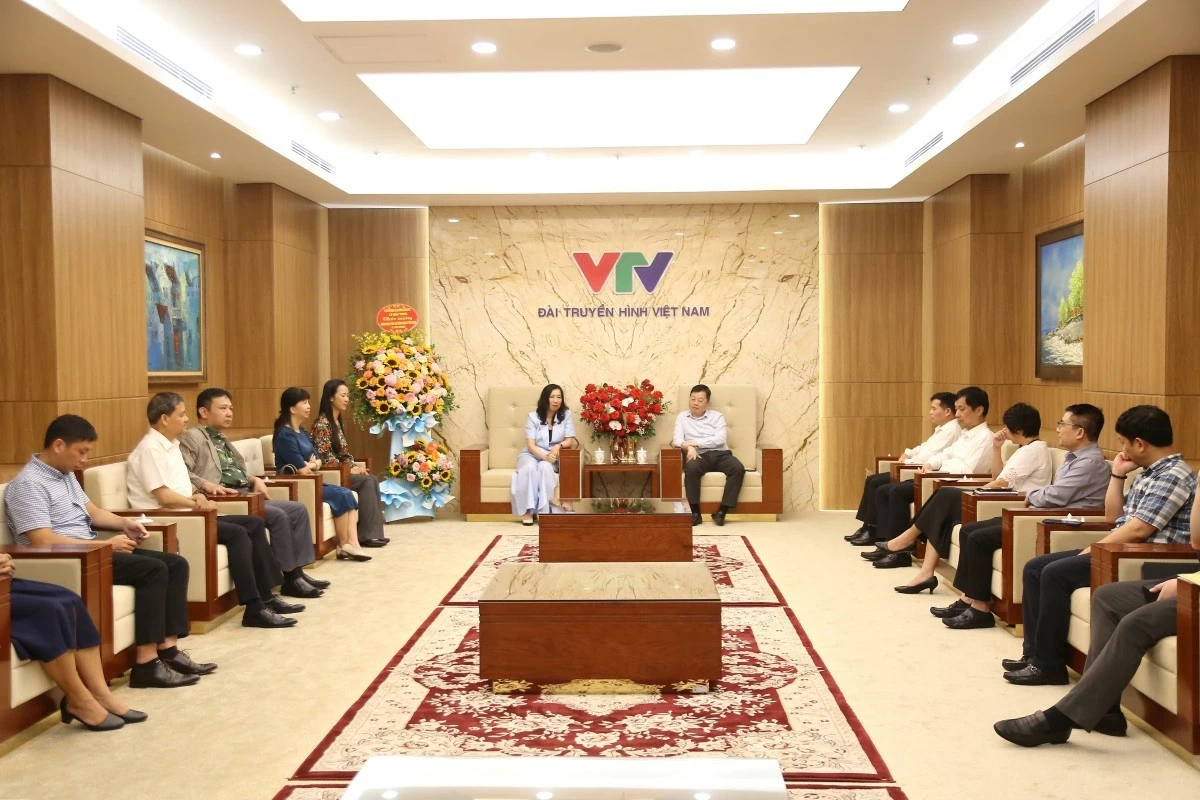Tiếp đó, đoàn công tác Bộ Ngoại giao đã tới thăm Đài Truyền hình Việt Nam (VTV). Thứ trưởng Lê Thị Thu Hằng chúc mừng và ghi nhận những đóng góp của VTV trong công tác thông tin, tuyên truyền, đặc biệt là hoạt động truyền thông đối ngoại, góp phần đưa hình ảnh Việt Nam đến với bạn bè quốc tế.