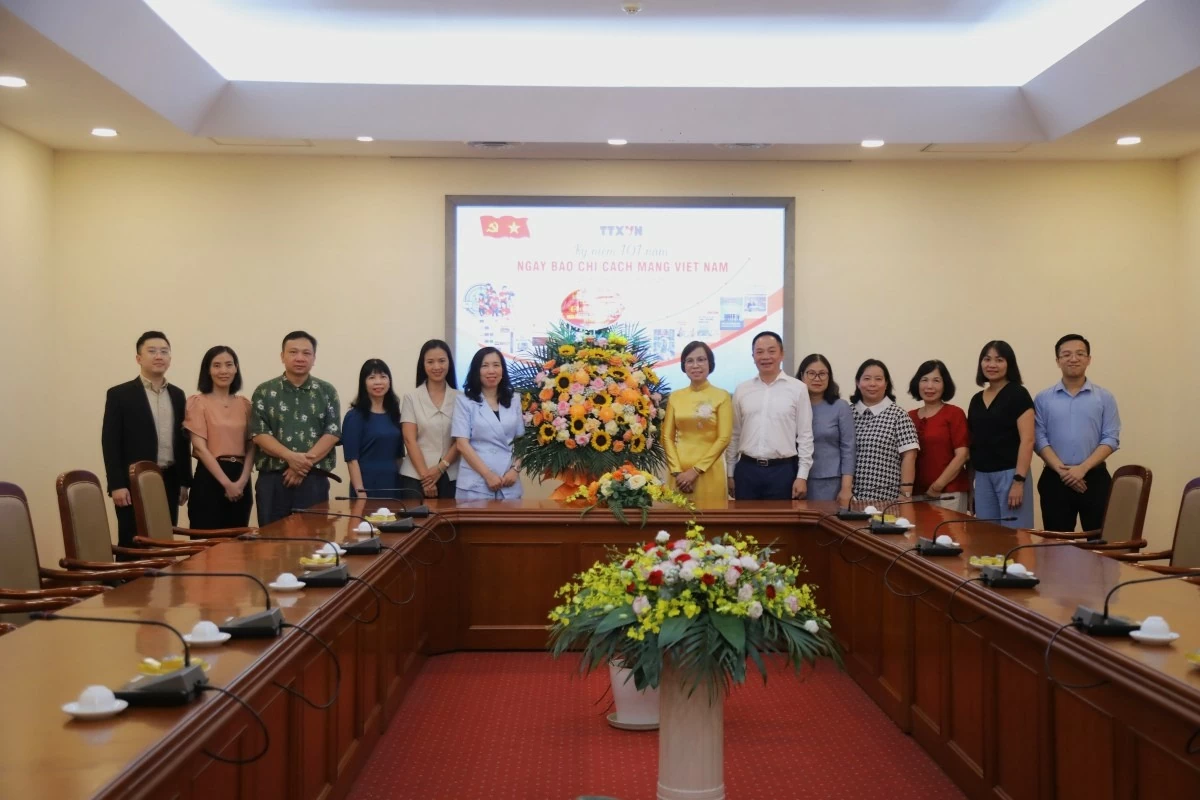 Tại buổi gặp gỡ, Tổng Giám đốc TTXVN Vũ Việt Trang cùng lãnh đạo, cán bộ, phóng viên TTXVN đã tiếp đón đoàn công tác Bộ Ngoại giao, trao đổi về những kết quả hợp tác trong công tác thông tin đối ngoại, tuyên truyền về hoạt động ngoại giao và hình ảnh Việt Nam trên trường quốc tế. Nhân dịp này, Thứ trưởng Lê Thị Thu Hằng cũng tham dự Lễ kỷ niệm 35 năm phát hành số báo đầu tiên của Báo Vietnam News and Law.