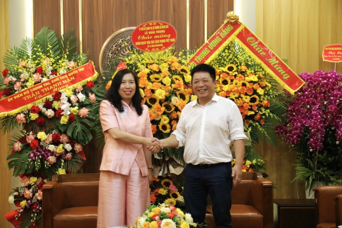 Đến thăm Báo Nhân Dân, Thứ trưởng Lê Thị Thu Hằng trao hoa chúc mừng tập thể lãnh đạo, cán bộ, phóng viên Báo Nhân Dân nhân kỷ niệm 101 năm Ngày Báo chí Cách mạng Việt Nam. Thứ trưởng ghi nhận những đóng góp của cơ quan báo chí hàng đầu của Đảng trong công tác thông tin, tuyên truyền, góp phần quan trọng vào việc định hướng dư luận xã hội và phản ánh toàn diện các lĩnh vực của đời sống đất nước.