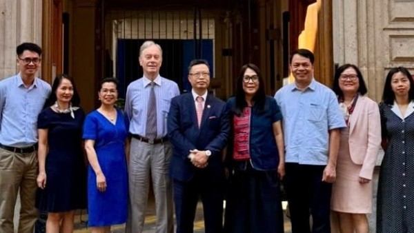 Đại sứ Việt Nam tại Pháp gặp gỡ nhà thiết kế Minh Hạnh và Giám đốc Trung tâm Văn Miếu - Quốc Tử Giám