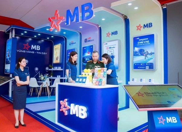 Các đại biểu tại gian hàng của MB tại Hội nghị Doanh nghiệp Quân đội năm 2026.