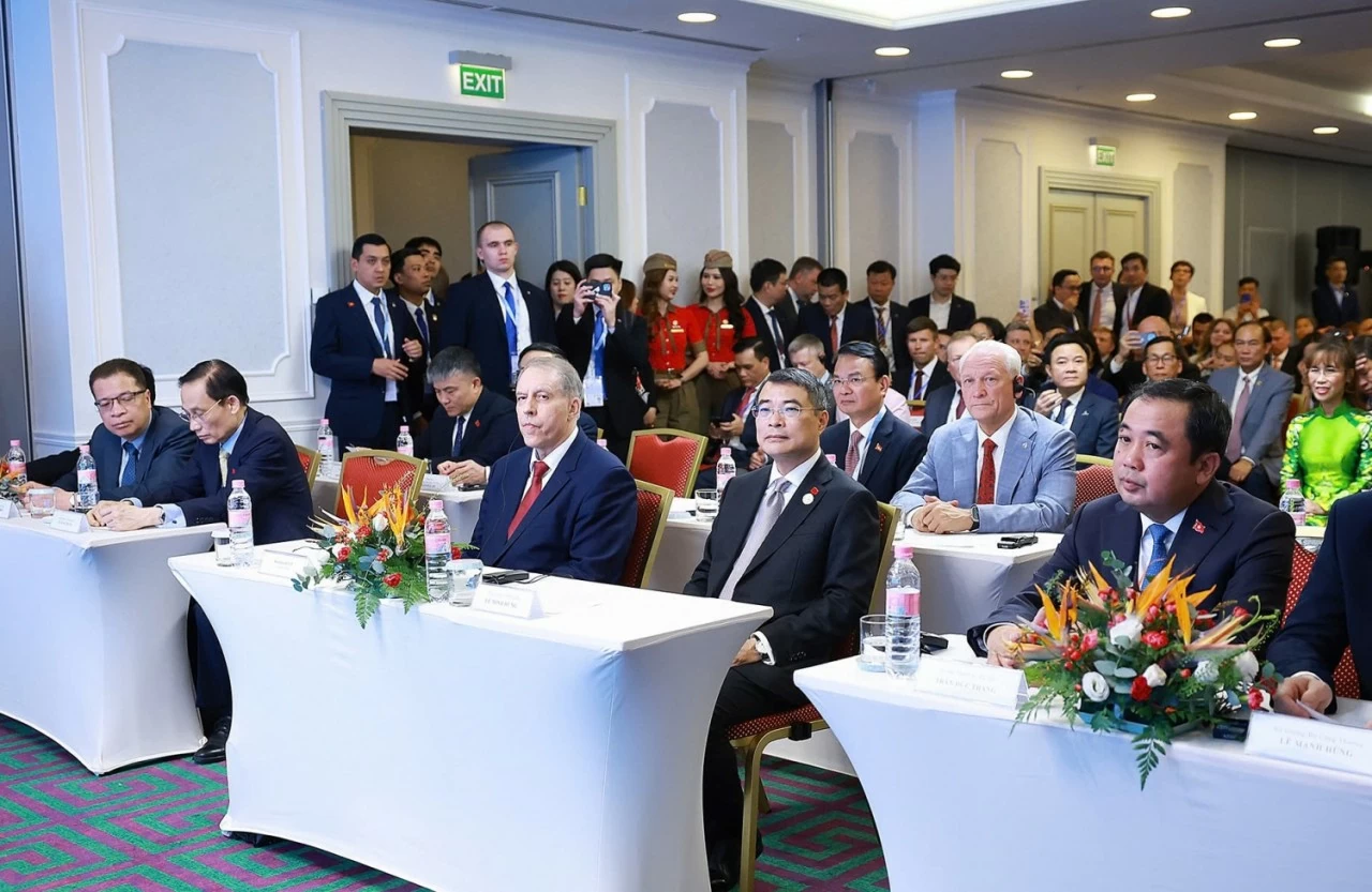 Petrovietnam bắt tay các tập đoàn năng lượng hàng đầu Nga trước sự chứng kiến của Thủ tướng Lê Minh Hưng Petrovietnam bắt tay các tập đoàn năng lượng hàng đầu Nga trước sự chứng kiến của Thủ tướng Lê Minh Hưng