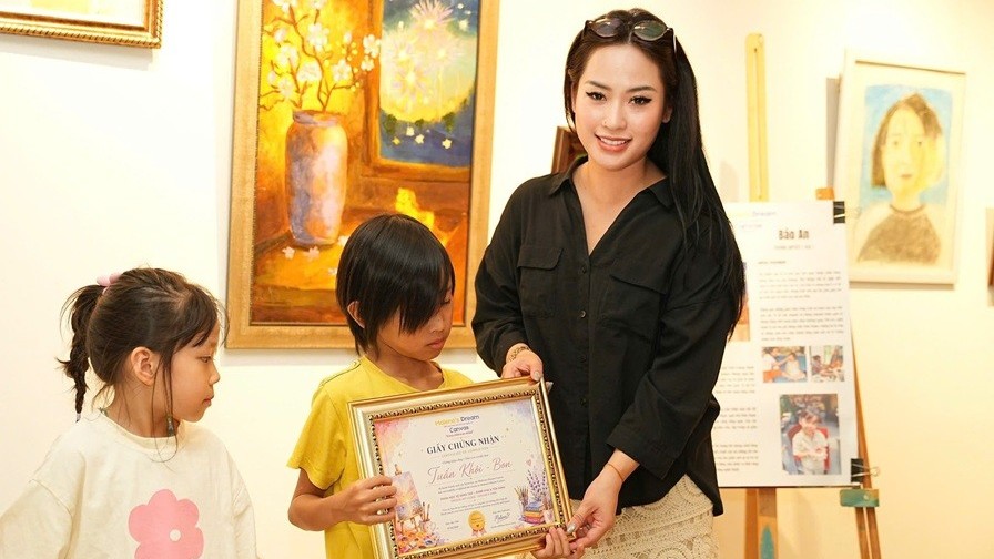 Diễm Hằng ‘Nhật ký Vàng Anh’ giúp trẻ em kể chuyện bằng sắc màu và ngôn ngữ thế giới