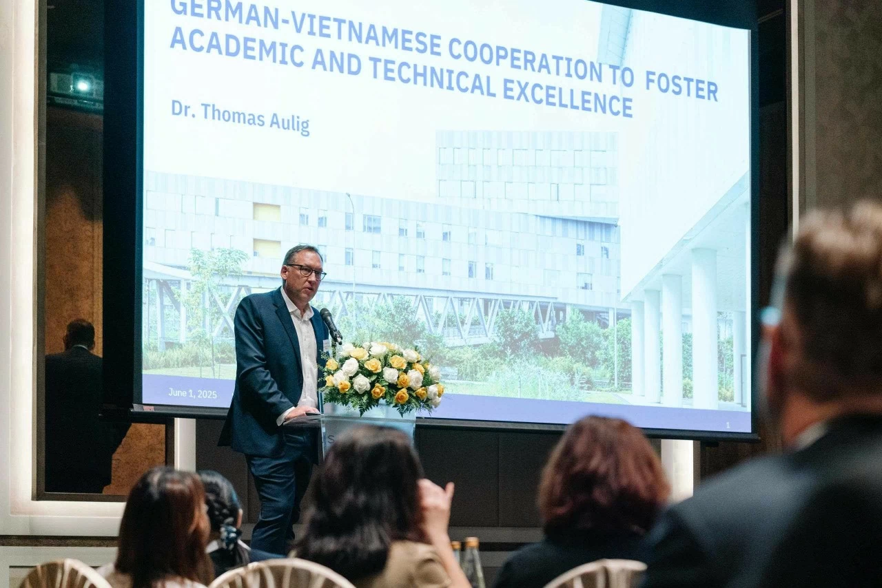 TS Thomas Aulig nhấn mạnh, doanh nghiệp cần tham gia từ sớm vào quá trình đào tạo để thu hẹp khoảng cách giữa giáo dục và nhu cầu thực tiễn của thị trường lao động.