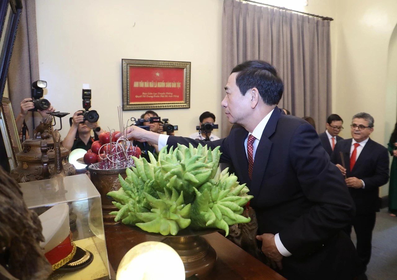 Đại tướng Phan Văn Giang, Ủy viên Bộ Chính trị, Phó Thủ tướng Chính phủ, Bộ trưởng Bộ Quốc phòng cùng các địa biểu thắp hương tưởng nhớ cố Đại tướng Võ Nguyên Giáp. (Ảnh: Thành Long) Đại tướng Phan Văn Giang, Ủy viên Bộ Chính trị, Phó Thủ tướng Chính phủ, Bộ trưởng Bộ Quốc phòng cùng các địa biểu thắp hương tưởng nhớ cố Đại tướng Võ Nguyên Giáp. (Ảnh: Thành Long)