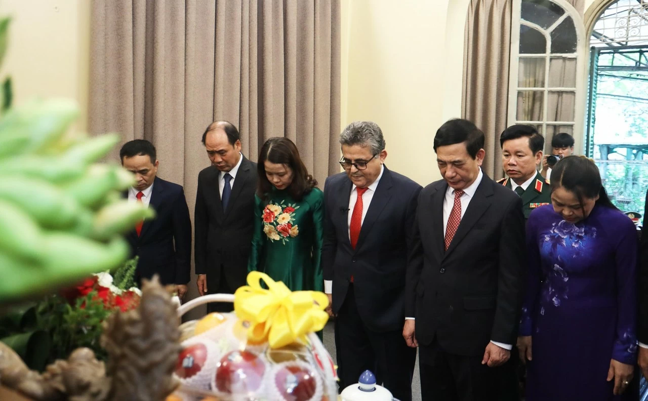 Đại tướng Phan Văn Giang, Ủy viên Bộ Chính trị, Phó Thủ tướng Chính phủ, Bộ trưởng Bộ Quốc phòng cùng các địa biểu thắp hương tưởng nhớ cố Đại tướng Võ Nguyên Giáp. (Ảnh: Thành Long) Đại tướng Phan Văn Giang, Ủy viên Bộ Chính trị, Phó Thủ tướng Chính phủ, Bộ trưởng Bộ Quốc phòng cùng các địa biểu thắp hương tưởng nhớ cố Đại tướng Võ Nguyên Giáp. (Ảnh: Thành Long)