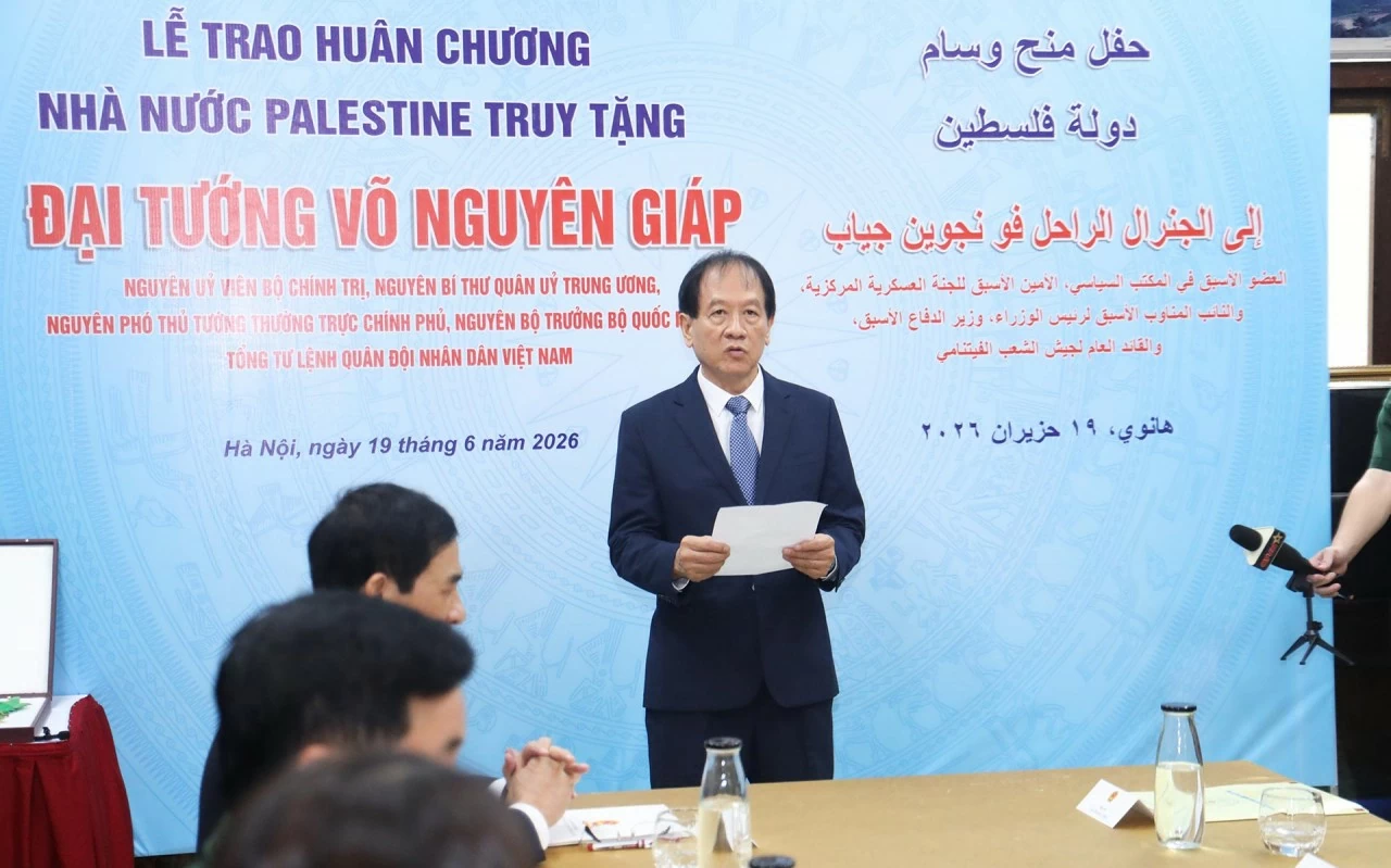 ông Võ Hồng Nam, đại diện gia đình Đại tướng Võ Nguyên Giáp phát biểu tại buổi lễ. (Ảnh: Thành Long) ông Võ Hồng Nam, đại diện gia đình Đại tướng Võ Nguyên Giáp phát biểu tại buổi lễ. (Ảnh: Thành Long)