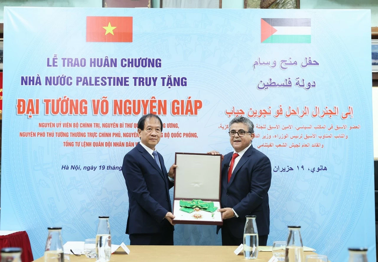 Đại sứ Saadi Salama đã công bố quyết định và trao Huân chương Đại Huân đai của Nhà nước Palestine truy tặng Đại tướng Võ Nguyên Giáp. (Ảnh: Thành Long) Đại sứ Saadi Salama đã công bố quyết định và trao Huân chương Đại Huân đai của Nhà nước Palestine truy tặng Đại tướng Võ Nguyên Giáp. (Ảnh: Thành Long)