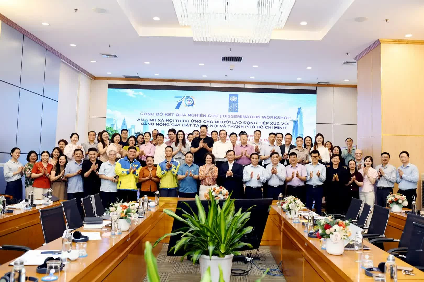 Tăng cường an sinh xã hội cho người lao động trước nắng nóng cực đoan Tăng cường an sinh xã hội cho người lao động trước nắng nóng cực đoan