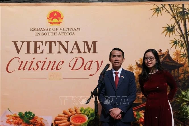 Đại sứ Việt Nam tại Nam Phi Hoàng Sỹ Cường phát biểu khai mạc sự kiện. Ảnh: Hồng Minh/TTXVN