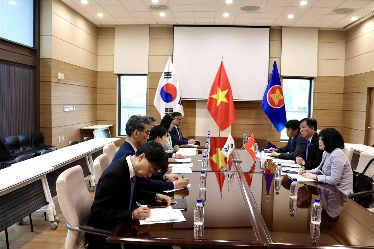 Đại sứ Vũ Hồ phát biểu tại sự kiện, khẳng định bảo vệ quyền và lợi ích hợp pháp của người lao động Việt Nam tại Hàn Quốc luôn là ưu tiên trong công tác hỗ trợ công dân. Đại sứ Vũ Hồ phát biểu tại sự kiện, khẳng định bảo vệ quyền và lợi ích hợp pháp của người lao động Việt Nam tại Hàn Quốc luôn là ưu tiên trong công tác hỗ trợ công dân.