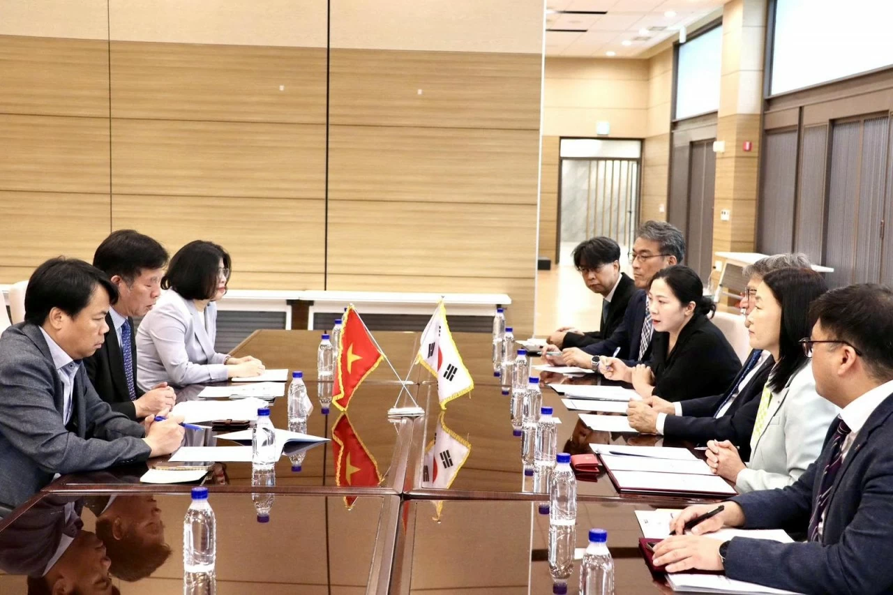 Đại diện HRD Korea chia sẻ thông tin về các trường hợp lao động Việt Nam chưa nhận bảo hiểm, đồng thời cam kết phối hợp chặt chẽ để đẩy nhanh quá trình hoàn trả quyền lợi. Đại diện HRD Korea chia sẻ thông tin về các trường hợp lao động Việt Nam chưa nhận bảo hiểm, đồng thời cam kết phối hợp chặt chẽ để đẩy nhanh quá trình hoàn trả quyền lợi.
