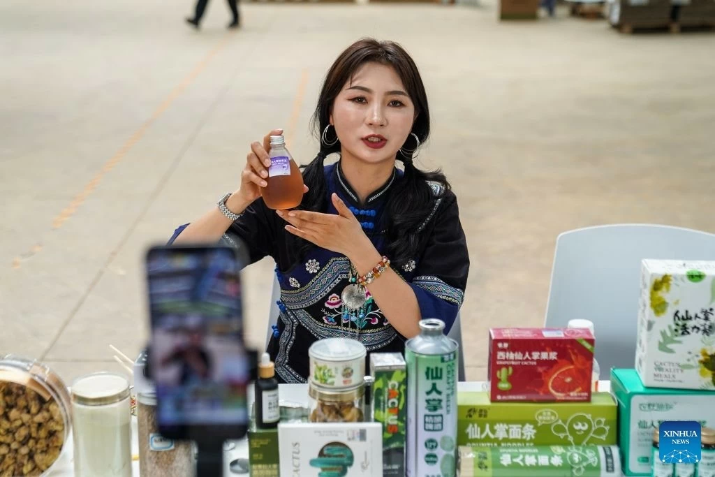 Các sản phẩm từ xương rồng tại làng Chuangzitian hiện được ứng dụng đa dạng trong thực phẩm, đồ uống, mỹ phẩm và du lịch, mở ra sinh kế bền vững cho người dân địa phương. (Nguồn: Tân Hoa xã)
