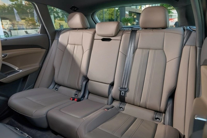 Hàng ghế sau của Audi Q5 2026 có thể trượt, ngả lưng và gập theo tỷ lệ 40:20:40 để tăng tính linh hoạt trong quá trình sử dụng.