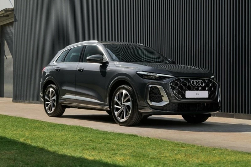 Audi Q5 2026 được trang bị gói thể thao S line, mang đến diện mạo mạnh mẽ và hiện đại hơn. Audi Q5 2026 được trang bị gói thể thao S line, mang đến diện mạo mạnh mẽ và hiện đại hơn.