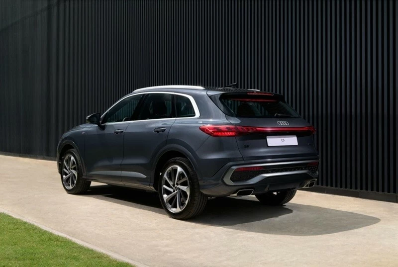 Audi Q5 2026 được hoàn thiện với tông màu xám Silk Matt kết hợp các chi tiết phay sáng.