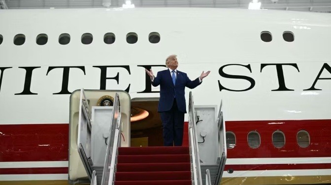 Giữa tâm điểm tranh cãi, Tổng thống Trump giới thiệu mẫu Air Force One mới