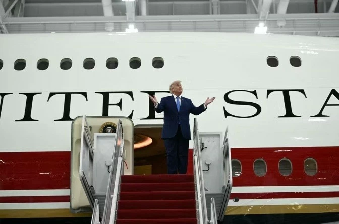 Giữa tâm điểm tranh cãi, Tổng thống Trump giới thiệu mẫu Air Force One mới Giữa tâm điểm tranh cãi, Tổng thống Trump giới thiệu mẫu Air Force One mới